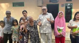 Kadis Sosial Kota Bengkulu, Sahat Marulitua Situmorang, mengunjungi rumah Roliati (70), warga Jalan Tanggul RT 12 RW 4, Kelurahan Rawa Makmur, pada Jumat siang (20/6/2025) (Foto: Awang Konaevinarasidemokrasi.com/)