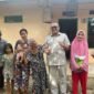 Kadis Sosial Kota Bengkulu, Sahat Marulitua Situmorang, mengunjungi rumah Roliati (70), warga Jalan Tanggul RT 12 RW 4, Kelurahan Rawa Makmur, pada Jumat siang (20/6/2025) (Foto: Awang Konaevinarasidemokrasi.com/)