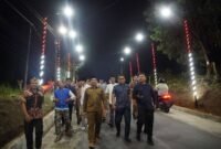 Wali Kota Bengkulu, Dedy Wahyudi, meninjau langsung penataan lampu jalan di kawasan Pancurmas, Kelurahan Sukarami, Kecamatan Selebar, pada Senin (7/7/2025) (Foto: Awang Konaevinarasidemokrasi.com/)