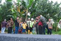 Wali Kota Bengkulu, Dedy Wahyudi, saat langsung meninjau perbaikan jalan Perumahan Villa Taman Surya 2, Kamis (11/9/25)(foto: Awang Konaevinarasidemokrasi.com/)