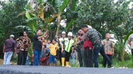 Wali Kota Bengkulu, Dedy Wahyudi, saat langsung meninjau perbaikan jalan Perumahan Villa Taman Surya 2, Kamis (11/9/25)(foto: Awang Konaevinarasidemokrasi.com/)