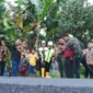 Wali Kota Bengkulu, Dedy Wahyudi, saat langsung meninjau perbaikan jalan Perumahan Villa Taman Surya 2, Kamis (11/9/25)(foto: Awang Konaevinarasidemokrasi.com/)