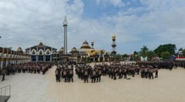 Suasana jelang demo hari ini, Selasa (2/9/25) di halaman Masjid Raya Baitul Izzah Bengkulu. (foto: Ardiyantonarasidemokrasi.com/)