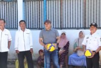 Wakil Bupati Bengkulu Tengah, Tarmizi, S.Sos., saat membuka Turnamen Voli Antar Desa se-Kabupaten Bengkulu Tengah bertajuk Andespun Cup Desa Punjung, Rabu (15/10/25). (foto: Andreas Putranarasidemokrasi.com/)