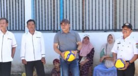 Wakil Bupati Bengkulu Tengah, Tarmizi, S.Sos., saat membuka Turnamen Voli Antar Desa se-Kabupaten Bengkulu Tengah bertajuk Andespun Cup Desa Punjung, Rabu (15/10/25). (foto: Andreas Putranarasidemokrasi.com/)
