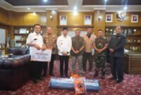 Pemerintah Kabupaten Bengkulu Utara menerima kunjungan kerja Tenaga Ahli Kepala Badan Nasional Penanggulangan Bencana Republik Indonesia (BNPB RI) Brigjen TNI Herman Hidayat dalam rangka penyerahan bantuan penanganan banjir di Kecamatan Batiknau, Rabu (1/10/25).(foto: dok Pemkab Bengkulu Utara)