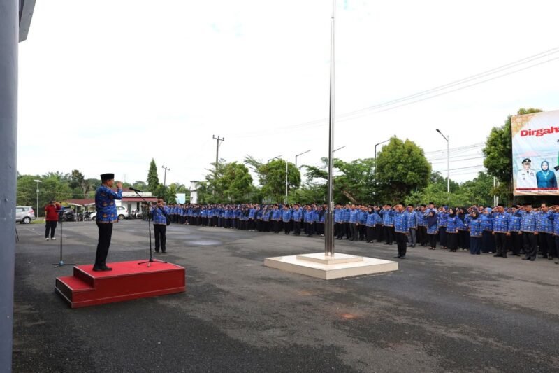Bupati Bengkulu Tengah, Drs. Rachmat Riyanto, S.T., M.A.P., bertindak sebagai inspektur upacara peringatan Hari Kesaktian Pancasila Tahun 2025 di halaman Kantor Bupati Bengkulu Tengah, Rabu (1/10/25).(foto: Andreas Putranarasidemokrasi.com/)