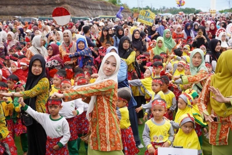 Ribuan anak PAUD dan TK se-Kota Bengkulu memadati Balai Kota Merah Putih dalam kegiatan Gebyar Pusat Kegiatan Gugus (PKG), Kamis (2/10/25).(foto: Awang Konaevinarasidemokrasi.com/)
