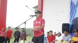 Plh. Sekretaris Daerah Kabupaten Seluma, Riduan Sabrin ST, mewakili Bupati Seluma membuka Kejuaraan Antar Kampung (Tarkam) Kemenpora 2025 di Taman Wisata Kota, Kamis (2/10/25) (foto: Rifli Nopriansanarasidemokrasi.com/)
