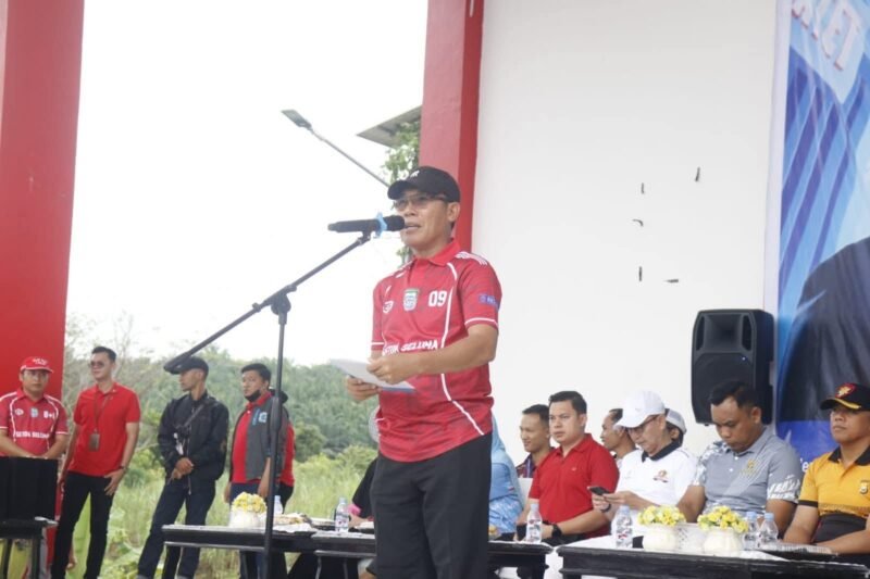 Plh. Sekretaris Daerah Kabupaten Seluma, Riduan Sabrin ST, mewakili Bupati Seluma membuka Kejuaraan Antar Kampung (Tarkam) Kemenpora 2025 di Taman Wisata Kota, Kamis (2/10/25) (foto: Rifli Nopriansanarasidemokrasi.com/)