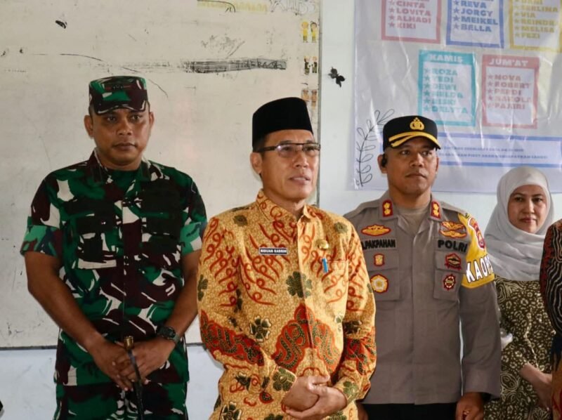 Program Makan Bergizi Gratis (MBG) resmi dilaunching perdana di Kabupaten Seluma di SMAN 1 Lubuk Kebur pada Kamis (2/10/25)(foto: Rifli Nopriansanarasidemokrasi.com/)