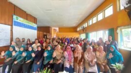 Ketua Tim Penggerak PKK Kota Bengkulu, Ny. Dian Fitriani Wahyudi, bersama Baznas Kota Bengkulu dan DP3AP2KB Kota Bengkulu menyalurkan bantuan kepada keluarga berisiko stunting di Aula Kecamatan Gading Cempaka, Jumat (3/10/25). (foto: Awang Konaevinarasidemokrasi.com/)