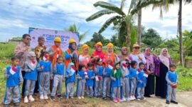 PAUD Kabupaten Bengkulu Tengah, Dr. S. Dharmarini Rachmat, SKM., MPH., secara resmi meletakkan batu pertama pembangunan dua Ruang Kelas Baru (RKB) untuk Taman Kanak-Kanak (TK) Negeri Dharma Wanita di Desa Kembang Seri dan TK Negeri Sayang Bunda di Desa Nakau, Kecamatan Talang Empat, Jumat (3/10/25).(foto: Andreas Putranarasidemokrasi.com/)