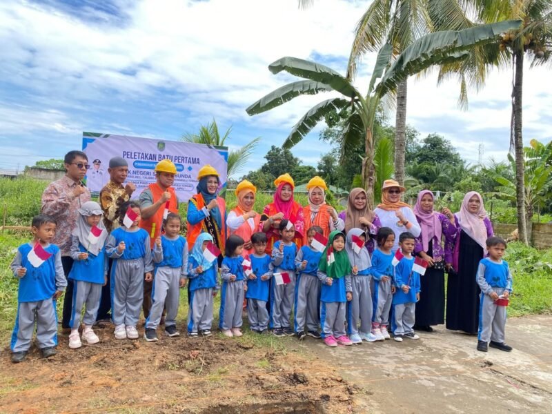 PAUD Kabupaten Bengkulu Tengah, Dr. S. Dharmarini Rachmat, SKM., MPH., secara resmi meletakkan batu pertama pembangunan dua Ruang Kelas Baru (RKB) untuk Taman Kanak-Kanak (TK) Negeri Dharma Wanita di Desa Kembang Seri dan TK Negeri Sayang Bunda di Desa Nakau, Kecamatan Talang Empat, Jumat (3/10/25).(foto: Andreas Putranarasidemokrasi.com/)