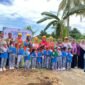 PAUD Kabupaten Bengkulu Tengah, Dr. S. Dharmarini Rachmat, SKM., MPH., secara resmi meletakkan batu pertama pembangunan dua Ruang Kelas Baru (RKB) untuk Taman Kanak-Kanak (TK) Negeri Dharma Wanita di Desa Kembang Seri dan TK Negeri Sayang Bunda di Desa Nakau, Kecamatan Talang Empat, Jumat (3/10/25).(foto: Andreas Putranarasidemokrasi.com/)