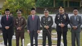 Dalam rangka memperingati Hari Ulang Tahun ke-80 Tentara Nasional Indonesia (TNI), Kodim 0423 Bengkulu Utara menggelar kegiatan Ziarah Nasional di Taman Makam Pahlawan (TMP) Ratu Samban, Jumat (3/10/25).(foto: Tommy Agung Raharjonarasidemokrasi.com/)