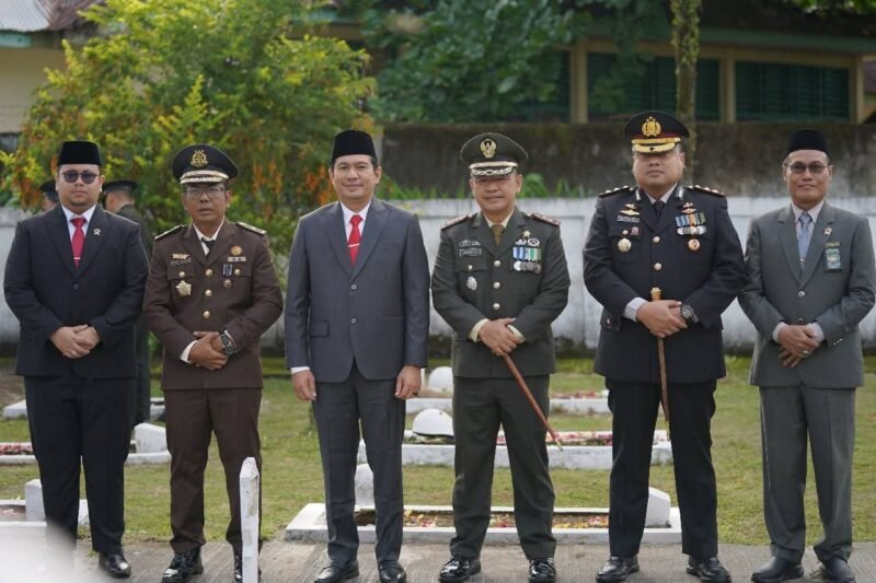Dalam rangka memperingati Hari Ulang Tahun ke-80 Tentara Nasional Indonesia (TNI), Kodim 0423 Bengkulu Utara menggelar kegiatan Ziarah Nasional di Taman Makam Pahlawan (TMP) Ratu Samban, Jumat (3/10/25).(foto: Tommy Agung Raharjonarasidemokrasi.com/)