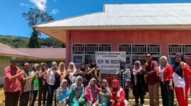 Bunda PAUD Kabupaten Seluma, dr. Mega Ayu Variza Teddy Rahman, saat melakukan monitoring dan pembinaan terhadap Bunda PAUD di Desa Padang Capo Ulu, Kecamatan Lubuk Sandi, Sabtu (4/10/25).(foto: Rifli Nopriansanarasidemokrasi.com/)