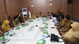 Plt Sekda Kota Bengkulu, Tony Elfian saat pimpin rapat di ruang Hidayah II Kantor Wali Kota Bengkulu, Senin, (6/10/25). (foto: Awang Konaevinarasidemokrasi.com/)