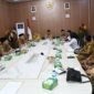 Plt Sekda Kota Bengkulu, Tony Elfian saat pimpin rapat di ruang Hidayah II Kantor Wali Kota Bengkulu, Senin, (6/10/25). (foto: Awang Konaevinarasidemokrasi.com/)