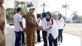 Asisten Pemerintahan dan Kesra Setda Kabupaten Seluma, H. Hendarsyah, S.I.P., M.T. saat pelepasan Perwosi Kabupaten Seluma di Halaman Gedung Daerah Serasan Seijoan, Seluma, Senin (6/10/25) (foto: Rifli Nopriansanarasidemokrasi.com/)