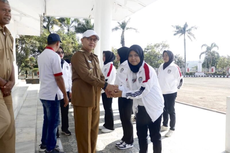 Asisten Pemerintahan dan Kesra Setda Kabupaten Seluma, H. Hendarsyah, S.I.P., M.T. saat pelepasan Perwosi Kabupaten Seluma di Halaman Gedung Daerah Serasan Seijoan, Seluma, Senin (6/10/25) (foto: Rifli Nopriansanarasidemokrasi.com/)