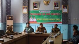 Penyaluran bantuan Corporate Social Responsibility (CSR) dari Bank Bengkulu kepada 11 masjid Bengkulu Tengah di Ruang Rapat Bupati, Senin (6/10/25). (foto: Andreas Putranarasidemokrasi.com/)