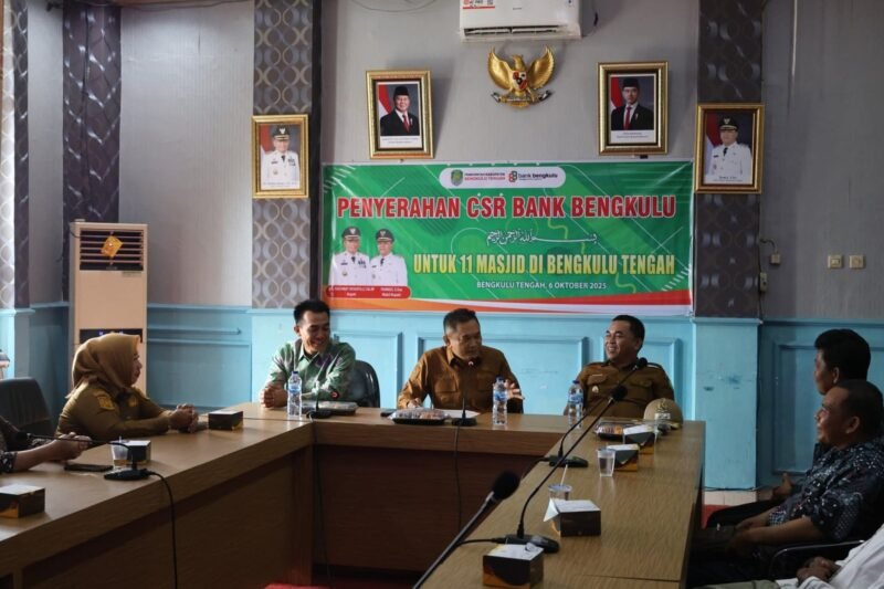 Penyaluran bantuan Corporate Social Responsibility (CSR) dari Bank Bengkulu kepada 11 masjid Bengkulu Tengah di Ruang Rapat Bupati, Senin (6/10/25). (foto: Andreas Putranarasidemokrasi.com/)