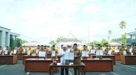 Aparatur Sipil Negara (ASN) di lingkungan Pemerintah Provinsi Bengkulu mengikuti apel pagi bersama yang sekaligus menjadi momentum penandatanganan Surat Pernyataan Tidak Melakukan Pungutan Liar (Pungli) dan Gratifikasi, Senin (6/10/25).(foto: Ardiyantonarasidemokrasi.com/)