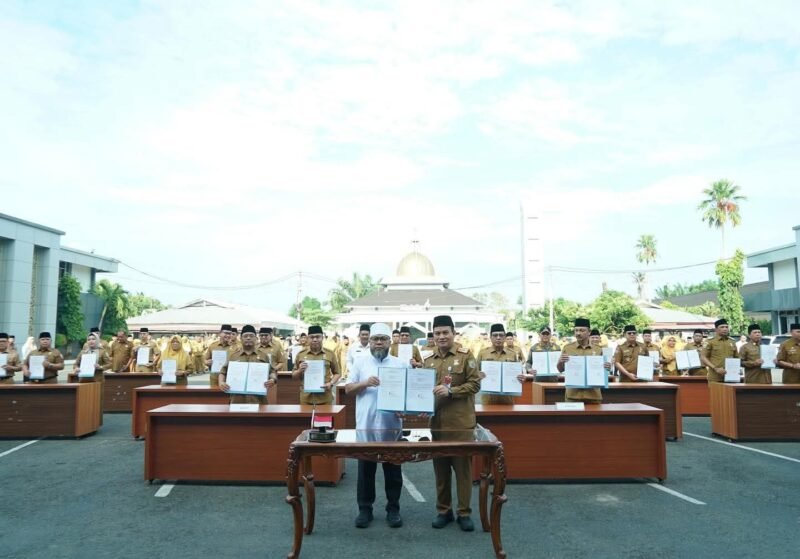 Aparatur Sipil Negara (ASN) di lingkungan Pemerintah Provinsi Bengkulu mengikuti apel pagi bersama yang sekaligus menjadi momentum penandatanganan Surat Pernyataan Tidak Melakukan Pungutan Liar (Pungli) dan Gratifikasi, Senin (6/10/25).(foto: Ardiyantonarasidemokrasi.com/)