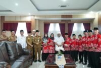 Gubernur Bengkulu Helmi Hasan menerima sekaligus memberikan arahan kepada Kafilah Seleksi Tilawatil Qur’an Nasional (STQN) Provinsi Bengkulu yang akan bertanding pada ajang Musabaqah Tilawatil Qur’an Nasional (MTQN) di Sulawesi Tenggara, Senin (6/10/25). (foto: Ardiyantonarasidemokrasi.com/)