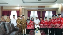 Gubernur Bengkulu Helmi Hasan menerima sekaligus memberikan arahan kepada Kafilah Seleksi Tilawatil Qur’an Nasional (STQN) Provinsi Bengkulu yang akan bertanding pada ajang Musabaqah Tilawatil Qur’an Nasional (MTQN) di Sulawesi Tenggara, Senin (6/10/25). (foto: Ardiyantonarasidemokrasi.com/)