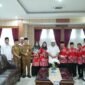 Gubernur Bengkulu Helmi Hasan menerima sekaligus memberikan arahan kepada Kafilah Seleksi Tilawatil Qur’an Nasional (STQN) Provinsi Bengkulu yang akan bertanding pada ajang Musabaqah Tilawatil Qur’an Nasional (MTQN) di Sulawesi Tenggara, Senin (6/10/25). (foto: Ardiyantonarasidemokrasi.com/)