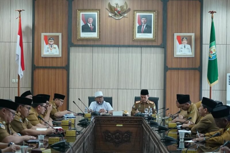 Gubernur Bengkulu Helmi Hasan memimpin Rapat Koordinasi (Rakor) bersama seluruh Kepala Organisasi Perangkat Daerah (OPD) Provinsi Bengkulu di Ruang Rapat Lantai III Kantor Gubernur, Senin (6/10/25).(foto: Ardiyantonarasidemokrasi.com/)