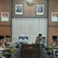 Gubernur Bengkulu Helmi Hasan memimpin Rapat Koordinasi (Rakor) bersama seluruh Kepala Organisasi Perangkat Daerah (OPD) Provinsi Bengkulu di Ruang Rapat Lantai III Kantor Gubernur, Senin (6/10/25).(foto: Ardiyantonarasidemokrasi.com/)