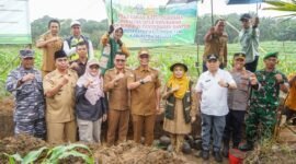 peletakan batu pertama Operasi Pelaksanaan (Opla) Non Rawah sekaligus penyerahan bantuan kepada kelompok tani tahun 2025 yang dipimpin langsung oleh Bupati Seluma, Teddy Rahman, SE., MM., di Kelurahan Rimbo Kedui, Selasa (7/10/25). (foto: Rifli Nopriansanarasidemokrasi.com/)