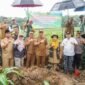 peletakan batu pertama Operasi Pelaksanaan (Opla) Non Rawah sekaligus penyerahan bantuan kepada kelompok tani tahun 2025 yang dipimpin langsung oleh Bupati Seluma, Teddy Rahman, SE., MM., di Kelurahan Rimbo Kedui, Selasa (7/10/25). (foto: Rifli Nopriansanarasidemokrasi.com/)