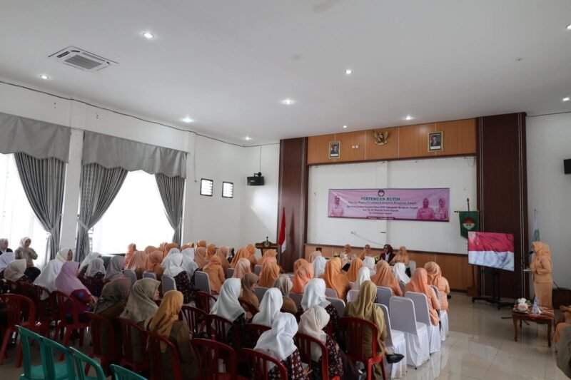 Suasana penuh kekeluargaan mewarnai kegiatan Serah Terima Jabatan (Sertijab) Penjabat Ketua Dharma Wanita Persatuan (DWP) Kabupaten Bengkulu Tengah dari Eri Mesriati Donal kepada Asmariyani Ayatul. Acara berlangsung di Pendopo Bukit Kandis, Selasa (7/10/25) (foto: Andreas Putranarasidemokrasi.com/)