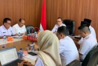 Asisten Pemerintahan dan Kesra Setda Seluma, H. Hendarsyah, S.I.P., M.T., memimpin rapat pembahasan perjanjian kerja sama antara Pemkab Seluma dengan Yayasan Pendidikan Laboratorium Pancasila, Rabu (8/10/25).(foto: Rifli Nopriansanarasidemokrasi.com/)