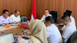Asisten Pemerintahan dan Kesra Setda Seluma, H. Hendarsyah, S.I.P., M.T., memimpin rapat pembahasan perjanjian kerja sama antara Pemkab Seluma dengan Yayasan Pendidikan Laboratorium Pancasila, Rabu (8/10/25).(foto: Rifli Nopriansanarasidemokrasi.com/)