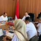 Asisten Pemerintahan dan Kesra Setda Seluma, H. Hendarsyah, S.I.P., M.T., memimpin rapat pembahasan perjanjian kerja sama antara Pemkab Seluma dengan Yayasan Pendidikan Laboratorium Pancasila, Rabu (8/10/25).(foto: Rifli Nopriansanarasidemokrasi.com/)