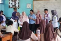 Penjabat Sekretaris Daerah Kota Bengkulu Tony Elfian bersama Tim Pemantauan Lapangan Sekretariat Dukungan Kabinet, Kementerian Sekretariat Negara (Kemensetneg) Republik Indonesia, melakukan peninjauan langsung pelaksanaan Program Makan Bergizi Gratis (MBG) di SMP Negeri 18 Kota Bengkulu, Rabu (8/10/25).(foto: Awang Konaevinarasidemokrasi.com/)