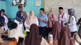 Penjabat Sekretaris Daerah Kota Bengkulu Tony Elfian bersama Tim Pemantauan Lapangan Sekretariat Dukungan Kabinet, Kementerian Sekretariat Negara (Kemensetneg) Republik Indonesia, melakukan peninjauan langsung pelaksanaan Program Makan Bergizi Gratis (MBG) di SMP Negeri 18 Kota Bengkulu, Rabu (8/10/25).(foto: Awang Konaevinarasidemokrasi.com/)