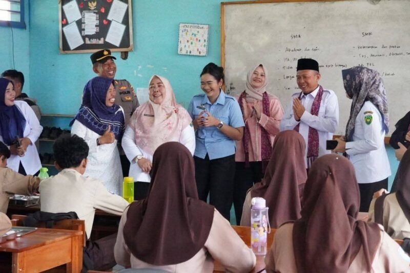 Penjabat Sekretaris Daerah Kota Bengkulu Tony Elfian bersama Tim Pemantauan Lapangan Sekretariat Dukungan Kabinet, Kementerian Sekretariat Negara (Kemensetneg) Republik Indonesia, melakukan peninjauan langsung pelaksanaan Program Makan Bergizi Gratis (MBG) di SMP Negeri 18 Kota Bengkulu, Rabu (8/10/25).(foto: Awang Konaevinarasidemokrasi.com/)