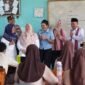 Penjabat Sekretaris Daerah Kota Bengkulu Tony Elfian bersama Tim Pemantauan Lapangan Sekretariat Dukungan Kabinet, Kementerian Sekretariat Negara (Kemensetneg) Republik Indonesia, melakukan peninjauan langsung pelaksanaan Program Makan Bergizi Gratis (MBG) di SMP Negeri 18 Kota Bengkulu, Rabu (8/10/25).(foto: Awang Konaevinarasidemokrasi.com/)