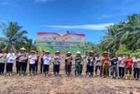 Penjabat Sekretaris Daerah (Pj. Sekda) Ayatul Mukhtadin, S.H., Pemkab Bengkulu Tengah menghadiri kegiatan Penanaman Jagung Serentak Kuartal IV yang digelar oleh Polres Bengkulu Tengah di PT Agra Sawitindo, Desa Ujung Karang, Kecamatan Karang Tinggi, Rabu (8/10/25).(foto: Andreas Putranarasidemokrasi.com/)