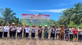 Penjabat Sekretaris Daerah (Pj. Sekda) Ayatul Mukhtadin, S.H., Pemkab Bengkulu Tengah menghadiri kegiatan Penanaman Jagung Serentak Kuartal IV yang digelar oleh Polres Bengkulu Tengah di PT Agra Sawitindo, Desa Ujung Karang, Kecamatan Karang Tinggi, Rabu (8/10/25).(foto: Andreas Putranarasidemokrasi.com/)