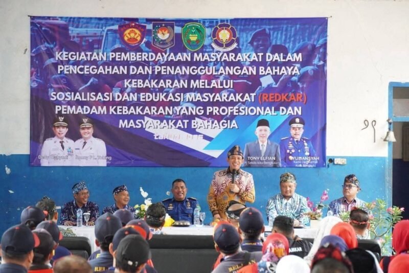 Walikota Bengkulu Dedy Wahyudi bersama Wakil Walikota Ronny PL Tobing membuka kegiatan pemberdayaan masyarakat dalam pencegahan dan penanggulangan bahaya kebakaran melalui sosialisasi dan edukasi Relawan Pemadam Kebakaran (Redkar), Kamis (9/10/25) di Kantor Dinas Pemadam Kebakaran dan Penyelamatan Kota Bengkulu. (foto: Awang Konaevinarasidemokrasi.com/)