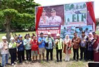 Walikota Bengkulu Dedy Wahyudi bersama Wakil Walikota Ronny PL Tobing melakukan peletakan batu pertama pembangunan Taman Tabot yang berlokasi di belakang Benteng Marlborough, Kota Bengkulu, Kamis (09/10/25).(foto: Ardiyantonarasidemokrasi.com/)