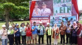 Walikota Bengkulu Dedy Wahyudi bersama Wakil Walikota Ronny PL Tobing melakukan peletakan batu pertama pembangunan Taman Tabot yang berlokasi di belakang Benteng Marlborough, Kota Bengkulu, Kamis (09/10/25).(foto: Ardiyantonarasidemokrasi.com/)